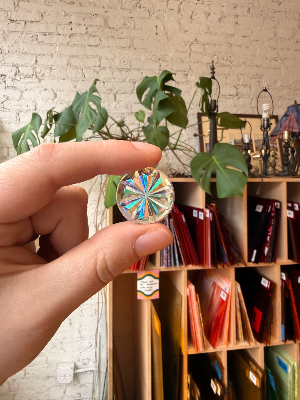 Iridescent Round Beveled Pinwheel Jewel (25mm)