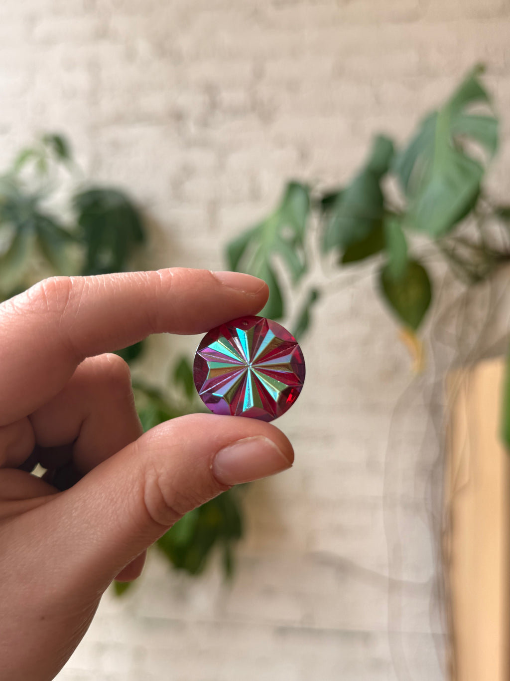 Iridescent Round Beveled Pinwheel Jewel (25mm)