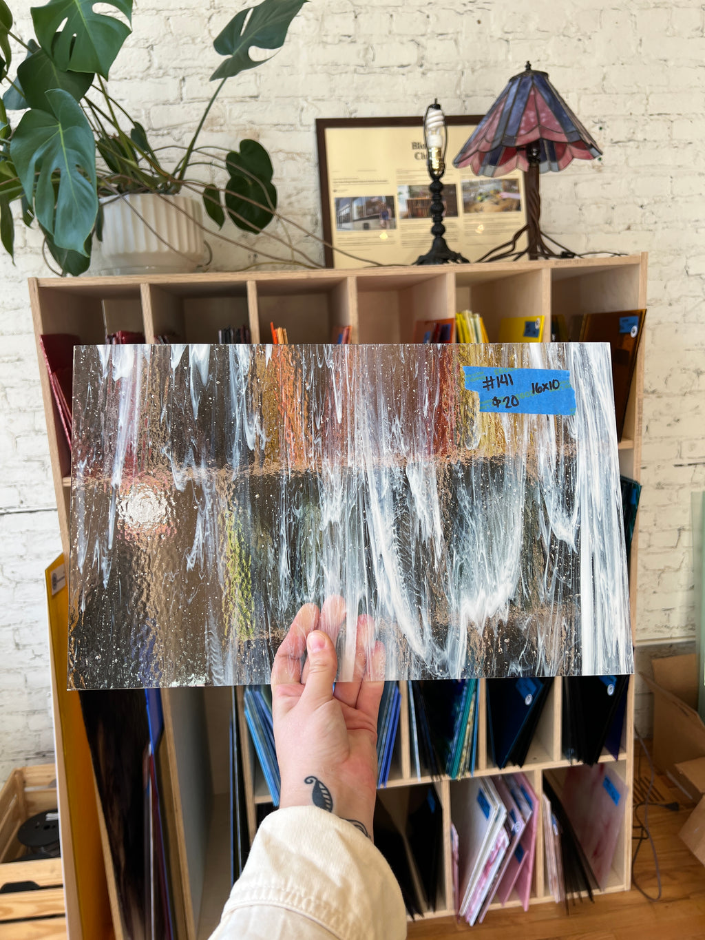 [#141] Wissmach Clear w White Wisps